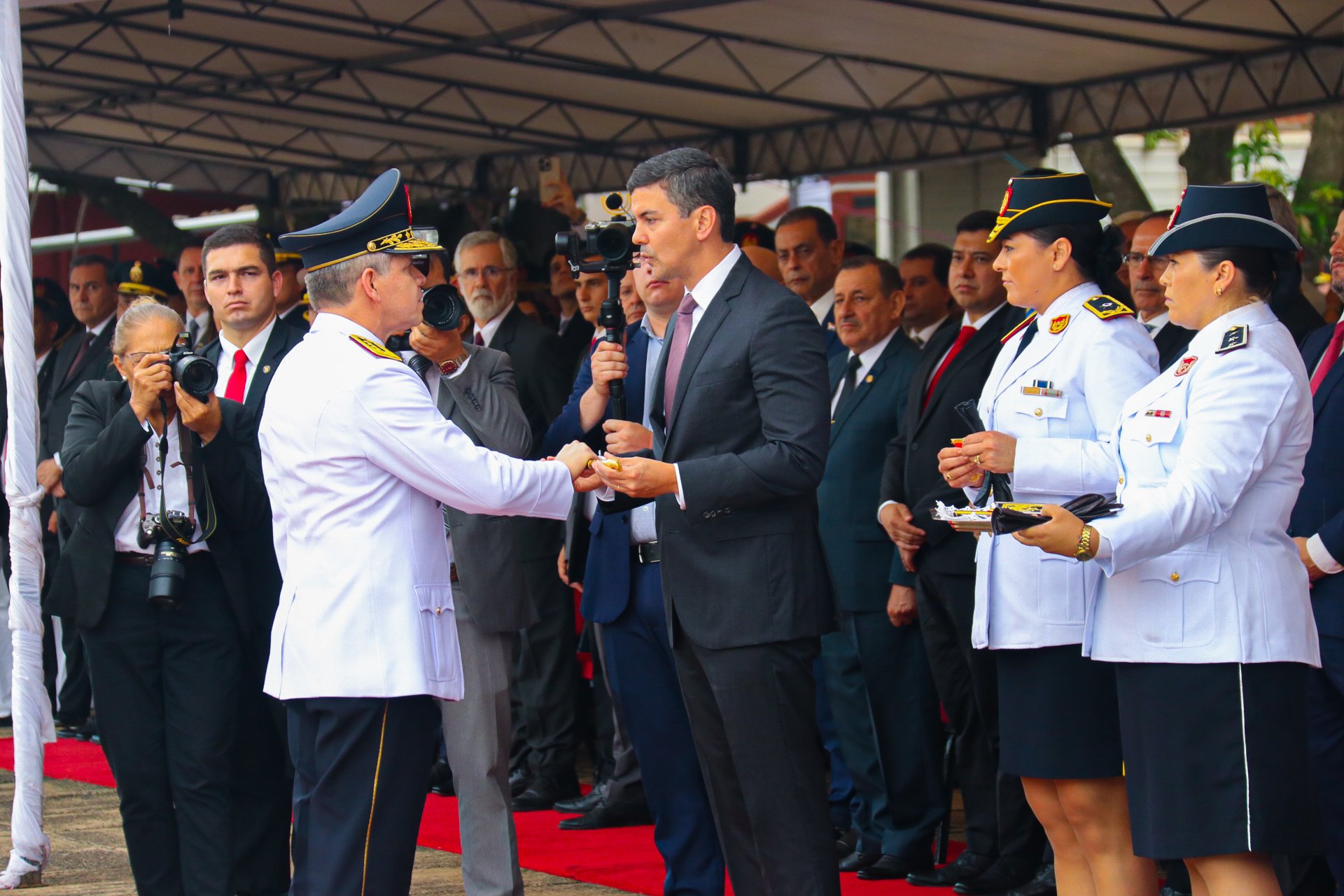 Santiago Peña con el comandante de la Policía Nacional. Foto: Gentileza.