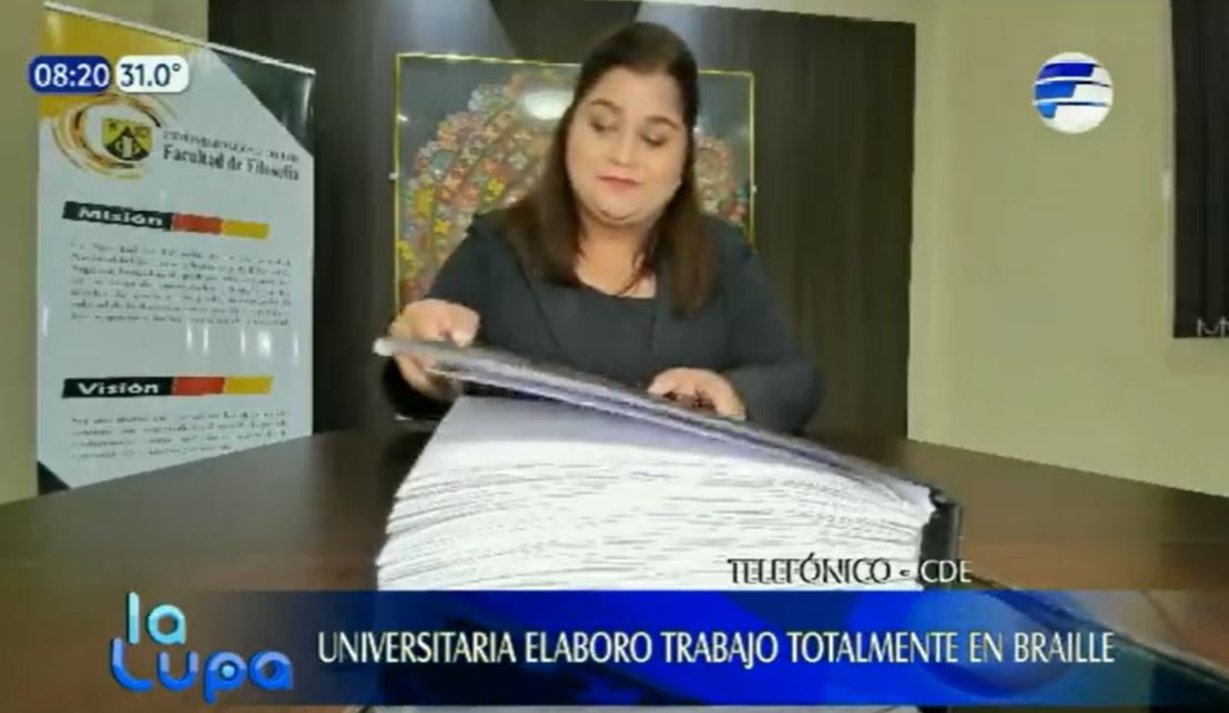 Leila Ramírez concluyó la carrera de Ciencias de la Educación y presentó su tesis totalmente en el sistema braille. Foto: Captura NPY.