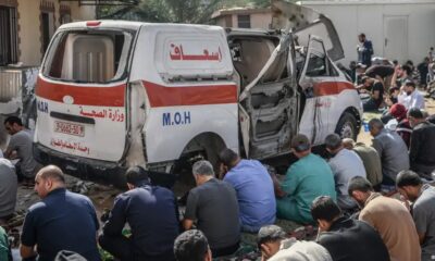 Palestinos realizan la oración del viernes mientras autoridades de Gaza denuncian ataques israelíes en las inmediaciones del Hospital Nasser en Khan Yunis. Foto: DW.