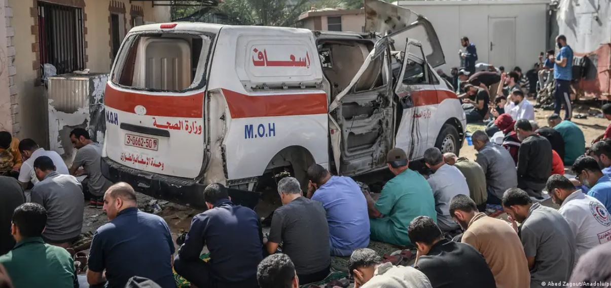 Palestinos realizan la oración del viernes mientras autoridades de Gaza denuncian ataques israelíes en las inmediaciones del Hospital Nasser en Khan Yunis. Foto: DW.