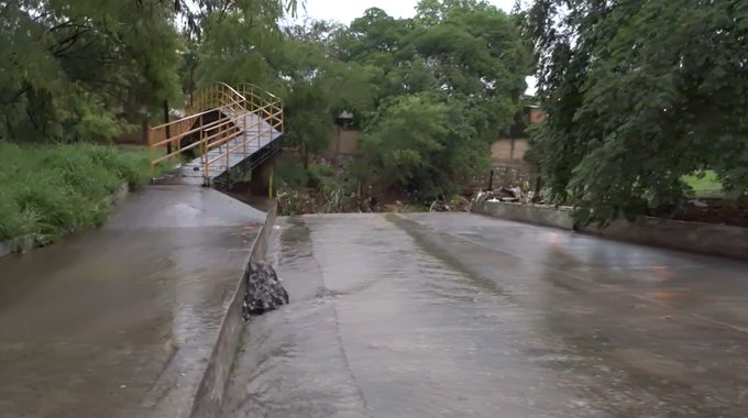 Calle de Lambaré, sin señalizaciones, desemboca en un arroyo. Foto: Captura.