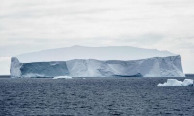 Actualmente se desplaza rápidamente más allá del extremo norte de la Península Antártica, impulsado por fuertes vientos y corrientes. Foto: CNN.