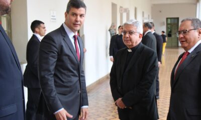 El presidente de la República, Santiago Peña, junto al cardenal Adalberto Martínez, presidente de la Conferencia Episcopal Paraguaya (CEP). Foto: Gentileza.