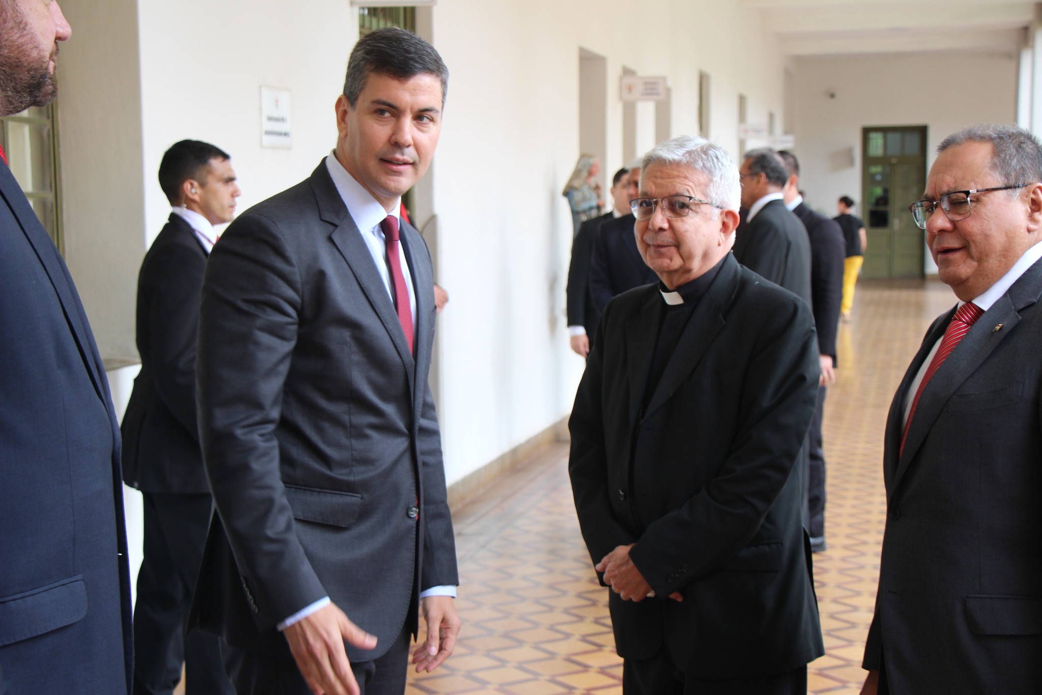 El presidente de la República, Santiago Peña, junto al cardenal Adalberto Martínez, presidente de la Conferencia Episcopal Paraguaya (CEP). Foto: Gentileza.