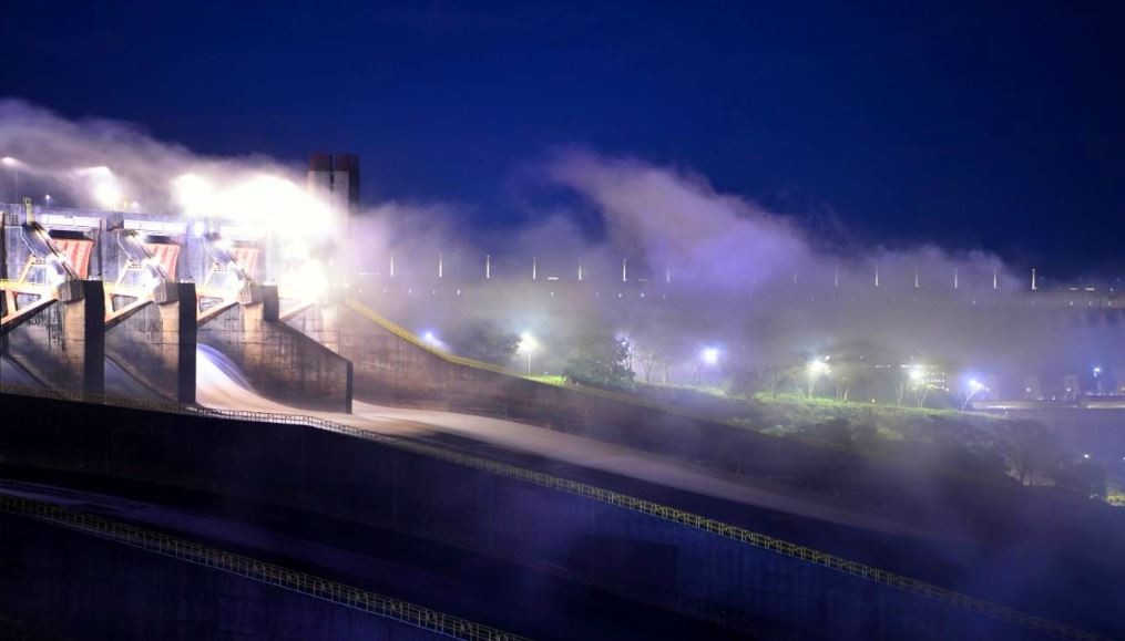 La decisión de adelantar el inicio del vertido se tomó considerando la rápida tendencia de subida de la cota del embalse. Foto: Itaipú.