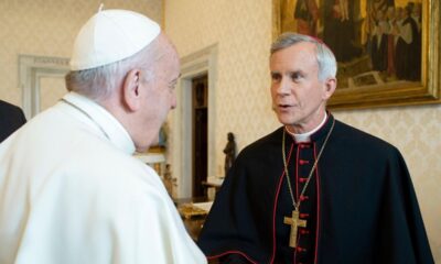 Joseph Strickland junto al papa Francisco. Foto: El Comercio.