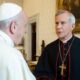 Joseph Strickland junto al papa Francisco. Foto: El Comercio.