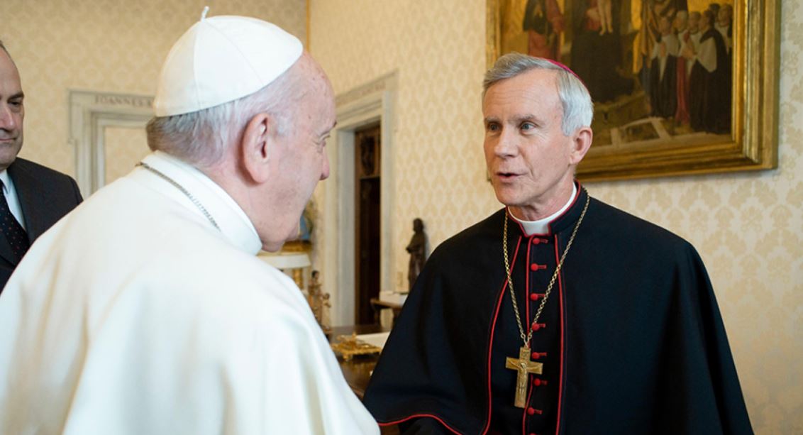 Joseph Strickland junto al papa Francisco. Foto: El Comercio.