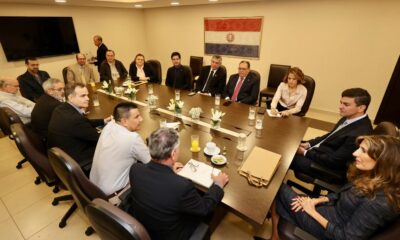 Santiago Peña con pastores de Iglesias evangélicas. Foto: Gentileza.