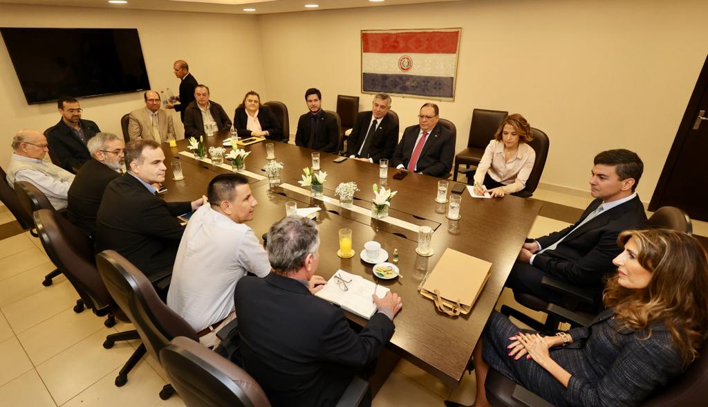 Santiago Peña con pastores de Iglesias evangélicas. Foto: Gentileza.