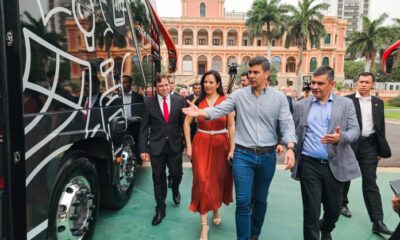 Santiago Peña en la presentación de los nuevos buses de Dinatrán. Foto: Gentileza.