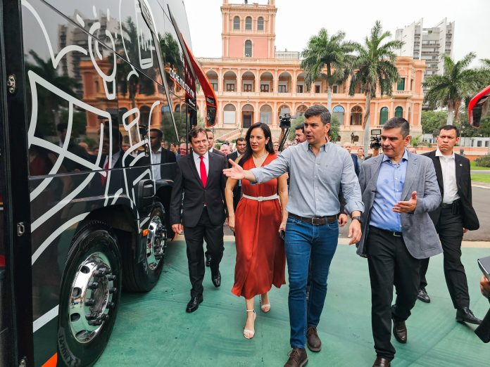 Santiago Peña en la presentación de los nuevos buses de Dinatrán. Foto: Gentileza.