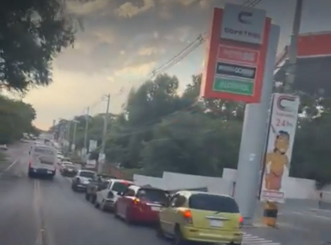 La fila de personas que van para la carga de gas gratis por familia. Foto: Captura de pantalla.