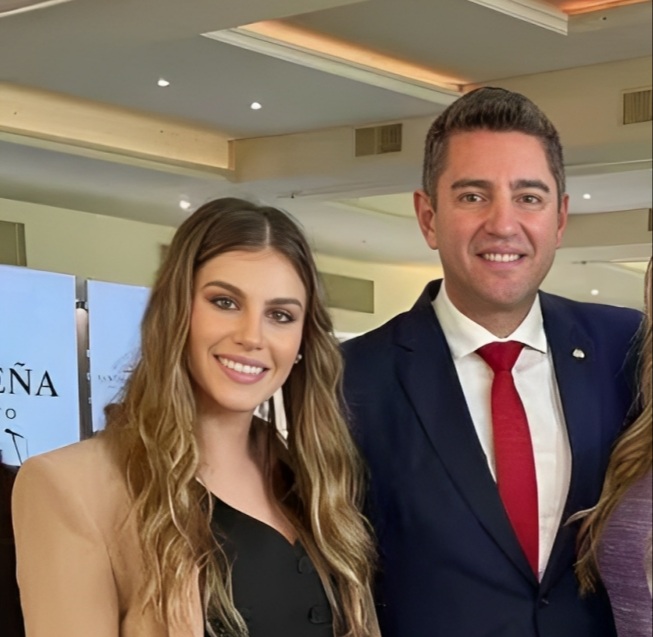 Montserrat Alliana Encina junto a su padre el vicepresidente de la República, Pedro Alliana. Foto: Gentileza.