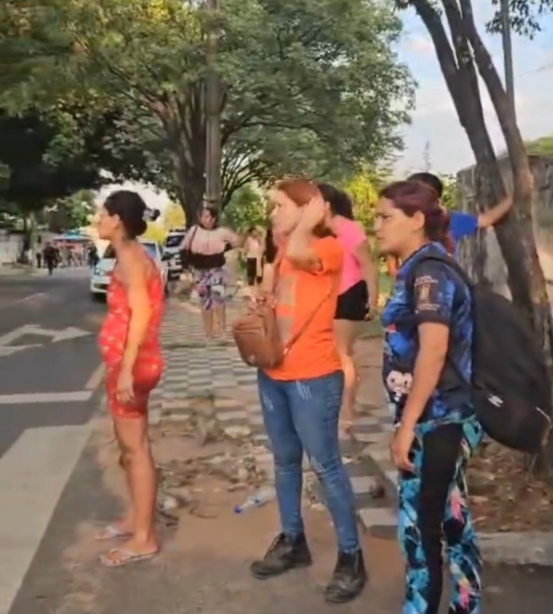 Familiares de reos del penal de Tacumbú. Foto: Captura de pantalla.