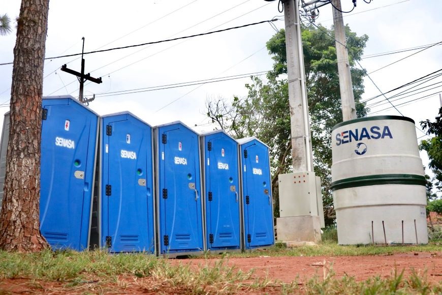 Asistencia en Caacupé con agua y sanitarios. Foto: SENASA.