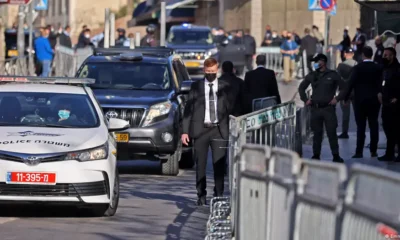 El primer ministro israelí, Benjamin Netanyahu, vuelve en un convoy de seguridad al tribunal para responder a las acusaciones de corrupción que pesan sobre él. Foto: DW. Archivo.