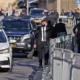 El primer ministro israelí, Benjamin Netanyahu, vuelve en un convoy de seguridad al tribunal para responder a las acusaciones de corrupción que pesan sobre él. Foto: DW. Archivo.