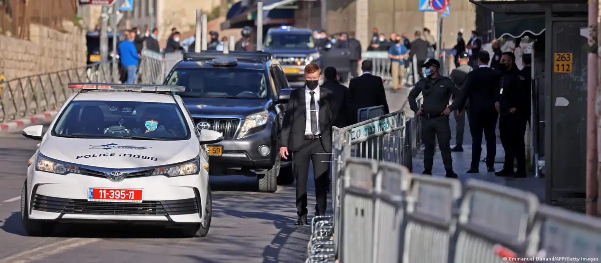 El primer ministro israelí, Benjamin Netanyahu, vuelve en un convoy de seguridad al tribunal para responder a las acusaciones de corrupción que pesan sobre él. Foto: DW. Archivo.