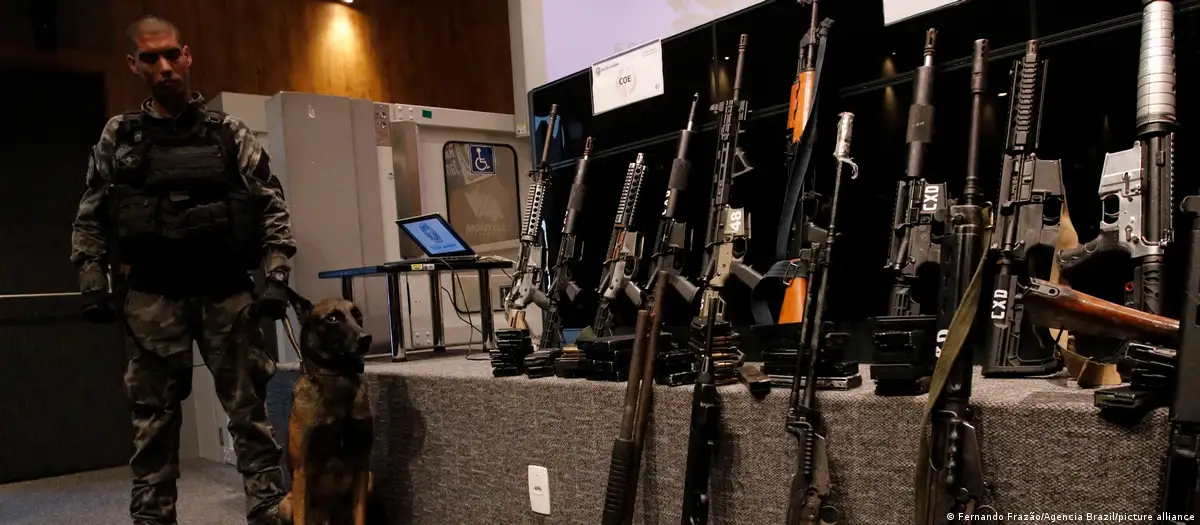 Armas confiscadas por la Policía de Rio de Janeiro. Foto: DW-