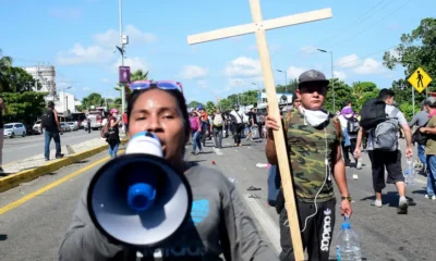 Una mujer dirige una "caravana" de migrantes centroamericanos/as por una vía de Chiapas, sur de México. Foto: DW.