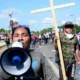 Una mujer dirige una "caravana" de migrantes centroamericanos/as por una vía de Chiapas, sur de México. Foto: DW.