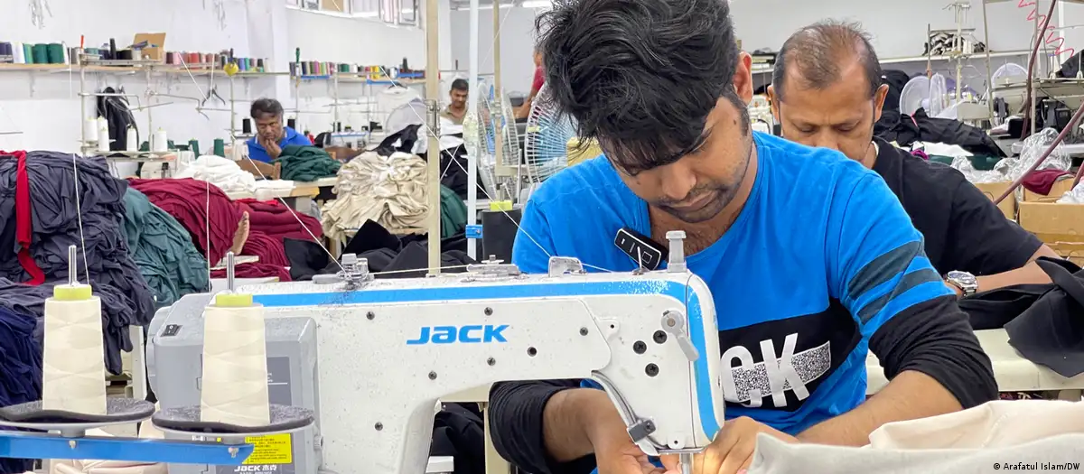 Unos 140 migrantes de Bangladesh trabajan en una fábrica de textiles en las afueras de Atenas, capital de Grecia. Foto: DW.