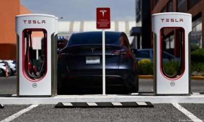 Tesla y algunos fabricantes chinos dominan actualmente el mercado de movilidad eléctrica. Foto: DW.