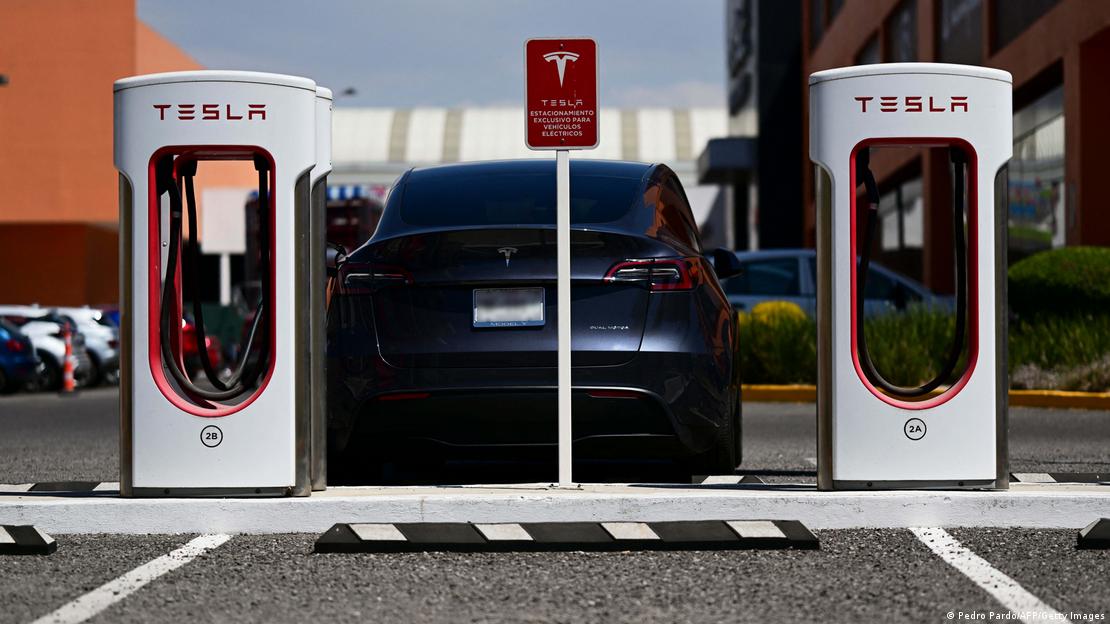 Tesla y algunos fabricantes chinos dominan actualmente el mercado de movilidad eléctrica. Foto: DW.