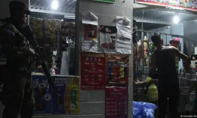 Soldados custodian comercios en áreas controladas por "maras" en Soyapango, El Salvador. Foto: DW.