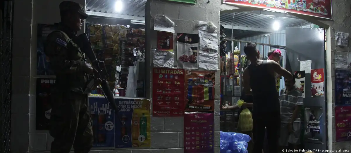 Soldados custodian comercios en áreas controladas por "maras" en Soyapango, El Salvador. Foto: DW.