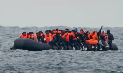 Migrantes en un bote en el Canal de la Mancha. Foto: DW. Archivo.