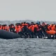 Migrantes en un bote en el Canal de la Mancha. Foto: DW. Archivo.