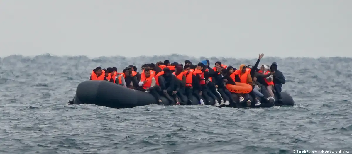 Migrantes en un bote en el Canal de la Mancha. Foto: DW. Archivo.