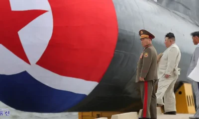 El líder de Corea del Norte, Kim Jong Un, asiste a lo que, según los medios estatales, fue una ceremonia de inauguración de un submarino de ataque nuclear. Foto: DW.