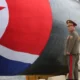 El líder de Corea del Norte, Kim Jong Un, asiste a lo que, según los medios estatales, fue una ceremonia de inauguración de un submarino de ataque nuclear. Foto: DW.