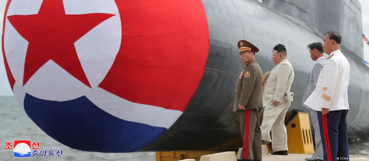 El líder de Corea del Norte, Kim Jong Un, asiste a lo que, según los medios estatales, fue una ceremonia de inauguración de un submarino de ataque nuclear. Foto: DW.