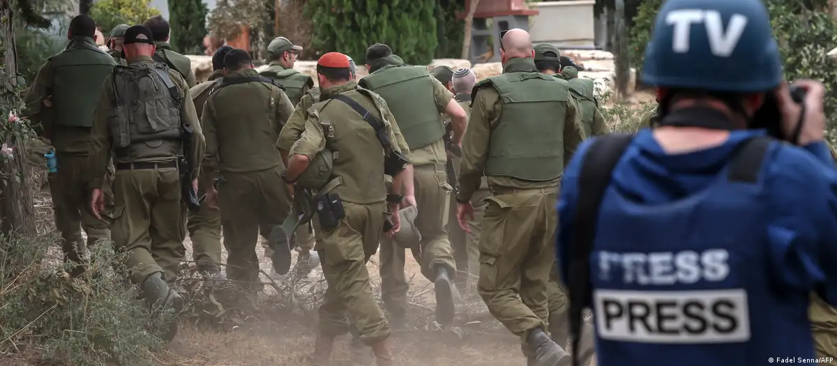 Imagen referencial: un periodista toma fotos de soldados israelíes en un kibutz. DW.