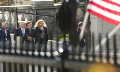 Javier Milei (centro), con su hermana Karina Milei, y el resto de la comitiva que lo acompañó, a su llegada a la Casa Blanca, en Estados Unidos. Foto: DW.