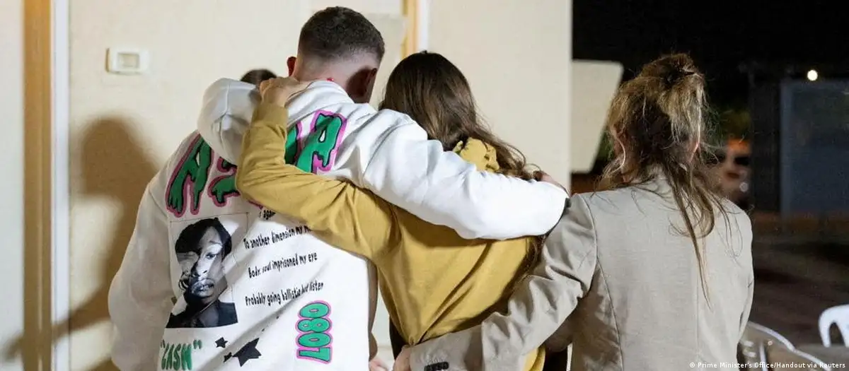 Una familia israelí vuelve a abrazarse tras la liberación. Foto: DW.