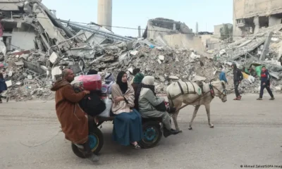 Palestinos llegan a Rafah, en la frontera con Egipto, en coche de tracción animal. Foto: DW.