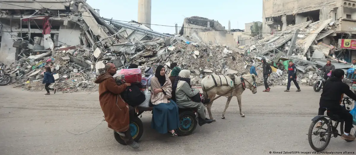 Palestinos llegan a Rafah, en la frontera con Egipto, en coche de tracción animal. Foto: DW.