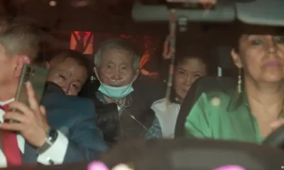 El expresidente peruano Alberto Fujimori viaja en el asiento trasero de un vehículo, luego de ser liberado el miércoles (06.12.2023) de la prissión de Barbadillo. Foto: DW.