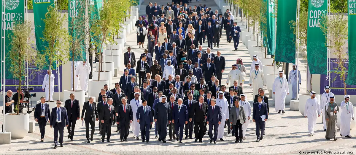 Delegados de los países participantes en la cumbre sobre el clima de la ONU COP28 en Dubái. Foto: DW.