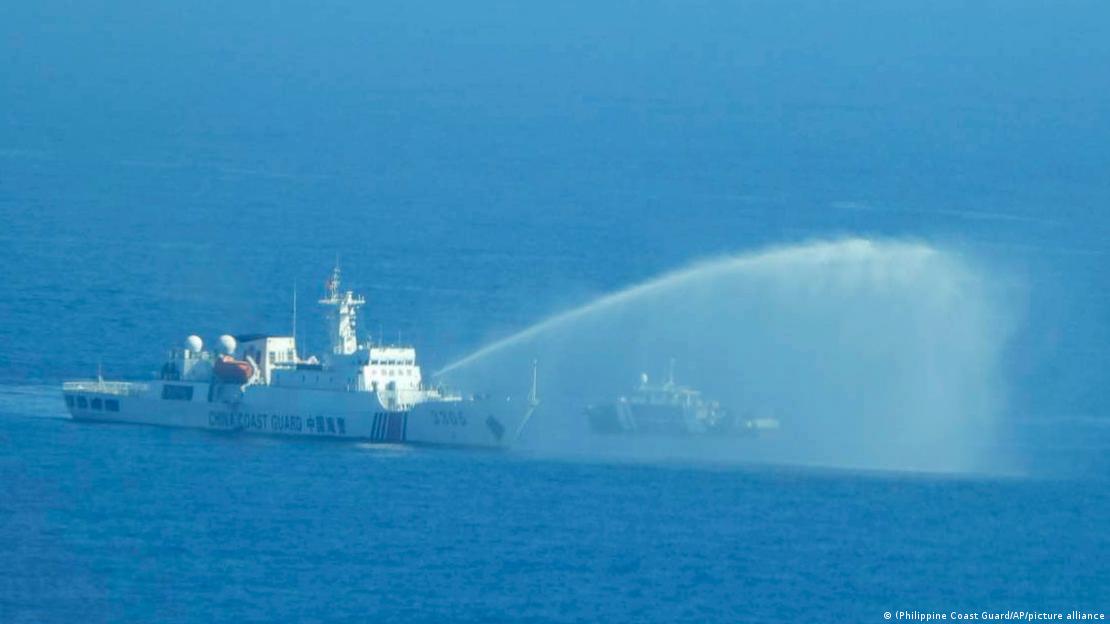 La guardia costera de China ataca con cañones de agua a barcos filipinos.La guardia costera de China ataca con cañones de agua a barcos filipinos. Guardia costera de China ataca con cañones de agua a barcos filipinos en el mar del sur de China. Foto:DW.