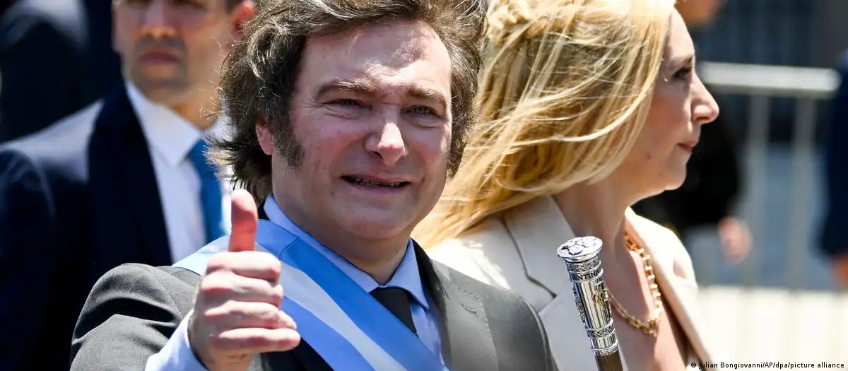 Javier Milei, presidente de Argentina, junto a su hermana y mano derecha Karina Milei. Foto: DW.