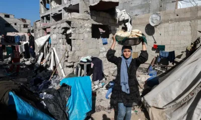 Una mujer carga pan en Rafah. Foto: DW.