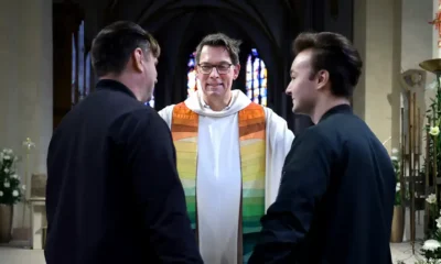 Bendición con un arcoiris: un clérigo y una pareja gay en la iglesia episcopal de Magdeburgo. Foto: DW.