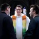 Bendición con un arcoiris: un clérigo y una pareja gay en la iglesia episcopal de Magdeburgo. Foto: DW.