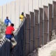 Migrantes trepan una cerca en Lampedusa. Foto: DW.